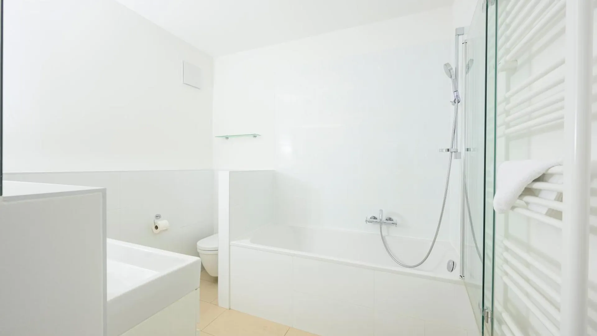 Vienna Rooftop Haven 120M, 3Br, Terrace, City Views! 0*,  Austria