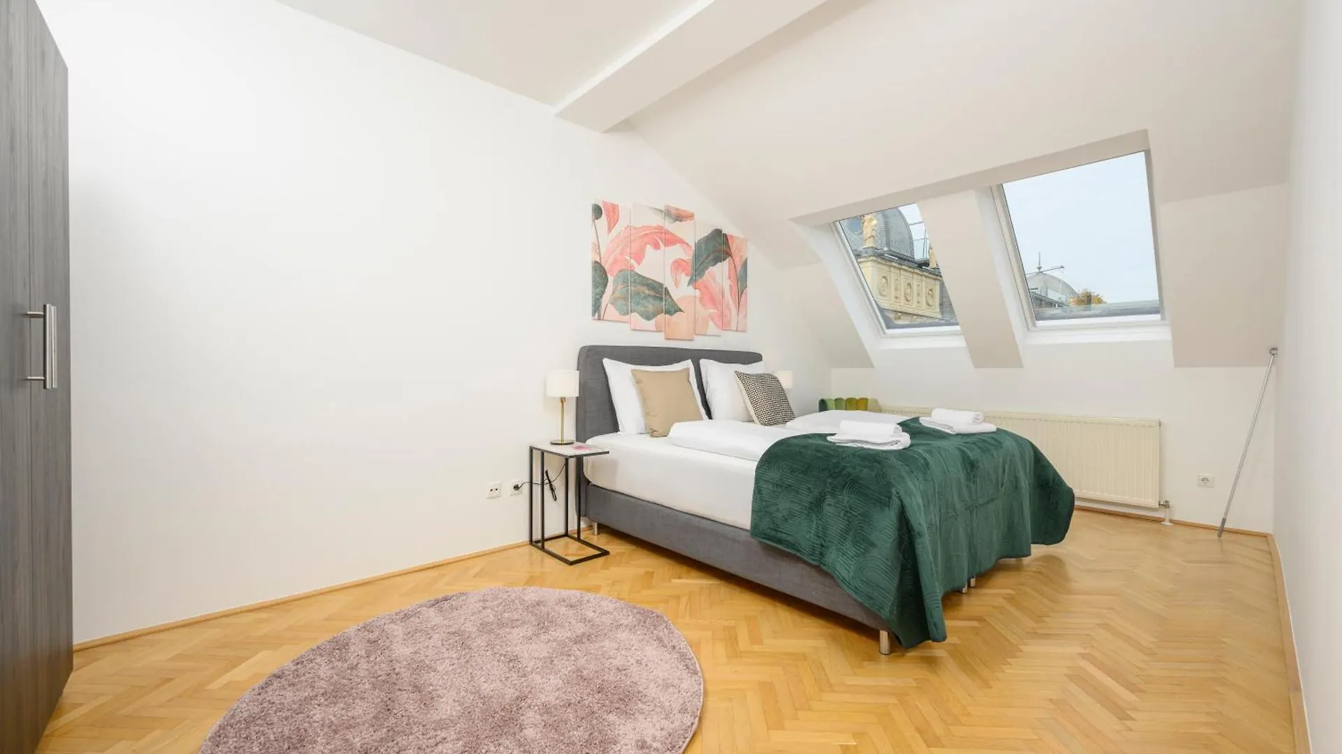 Vienna Rooftop Haven 120M, 3Br, Terrace, City Views! 0*,  Østrig