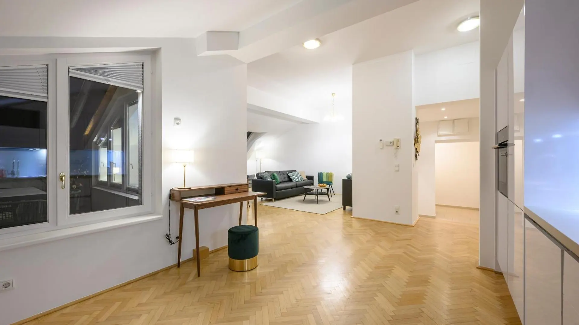 Vienna Rooftop Haven 120M, 3Br, Terrace, City Views! 0*,