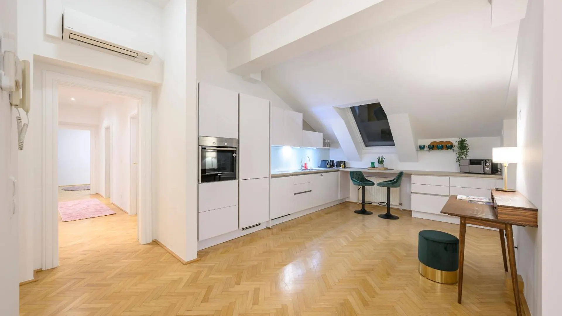 Vienna Rooftop Haven 120M, 3Br, Terrace, City Views!