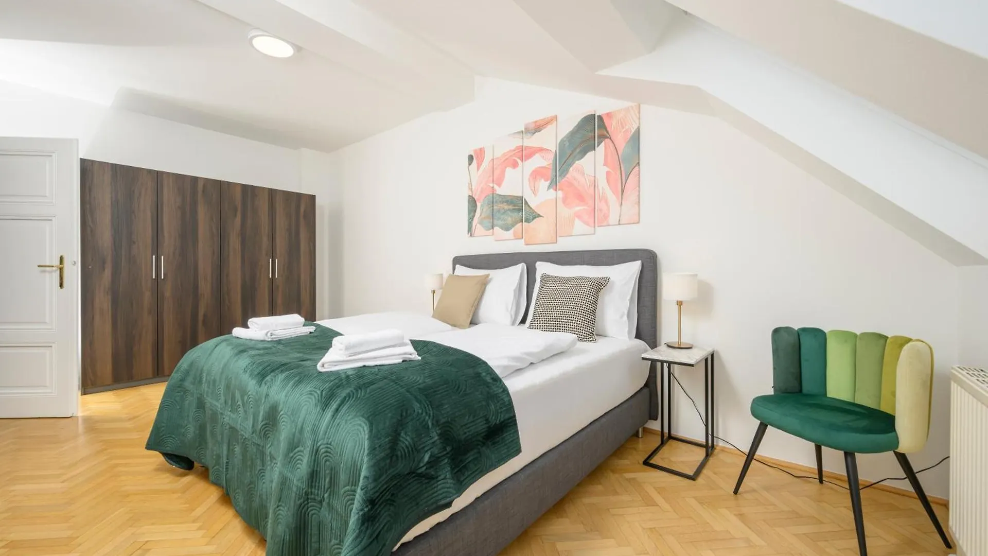 Vienna Rooftop Haven 120M, 3Br, Terrace, City Views! Apartment